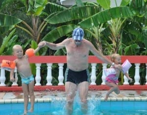 opa, Stijn en Charlotte bommetje in het zwembad