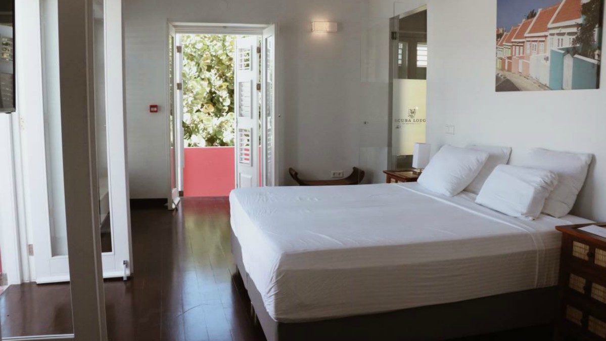 scuba lodge curacao hotel deluxe slaapkamer 1200x675