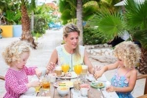 Moederdag op Curaçao; Zet Mama in het Zonnetje! 4 Aan tafel Copy