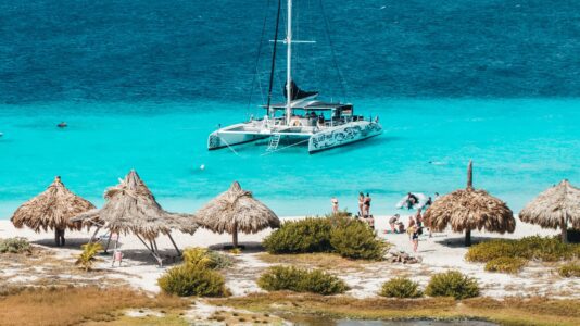 BlueFinn catamaran bij Klein Curacao