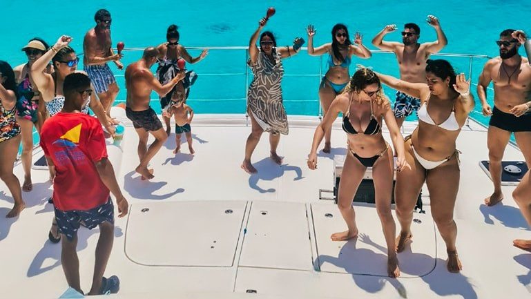 Klein Curacao | TopCat (BlueFinn) 10 Breeze Klein Curacao catamaran party crew 800x450 1