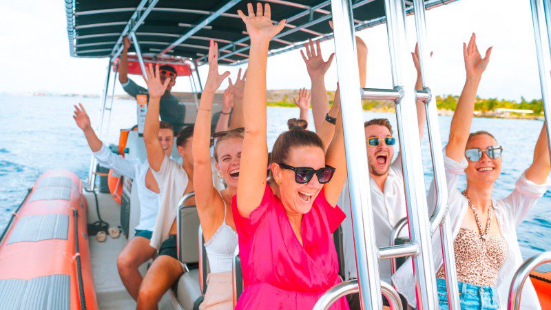 klein curacao powerboat happy guests 800x450 1