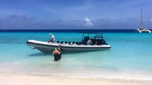 Westcoast Trips 5 klein curacao powerboat ribboot 900x506 1