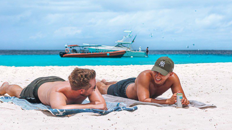 klein curacao powerboat strand 800x450 1