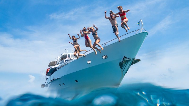miss ann klein curacao motorjacht serendipity 800x450 1