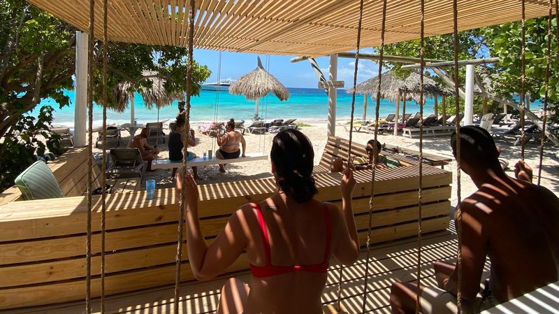 miss ann klein curacao schommel 800x450 1