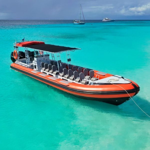 Powerboat Klein Curacao 18 persons