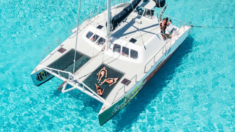 Klein Curaçao met Irie catamaran