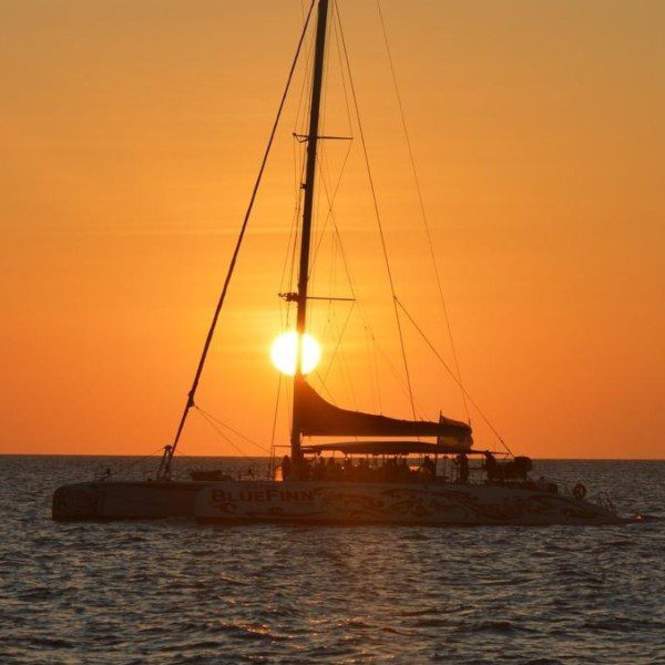 Atardecer Negro Blanco catamarán Curaçao BlueFinn