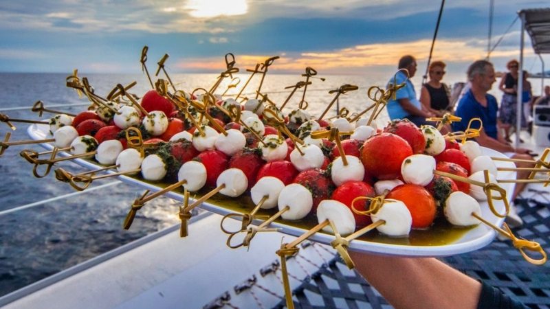 Sunset Sailing Cruise - Large Catamaran 11 Sunset Catamaran BlueFinn tomaat mozzarella spies 800x450 1
