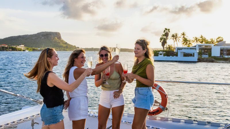 Sunset Sailing Cruise - Grote catamaran 11 Sunset Cruise Catamaran Curacao 800x450 1