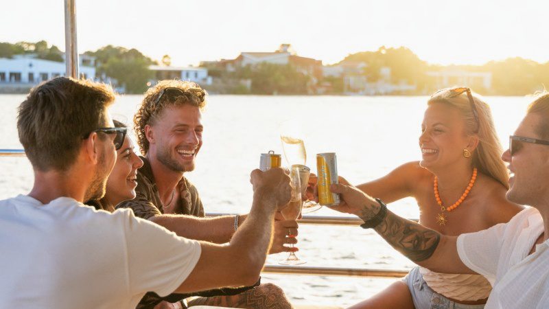 Sunset Sailing Cruise - Grote catamaran 12 Sunset Curacao catamaran open bar 800x450 1