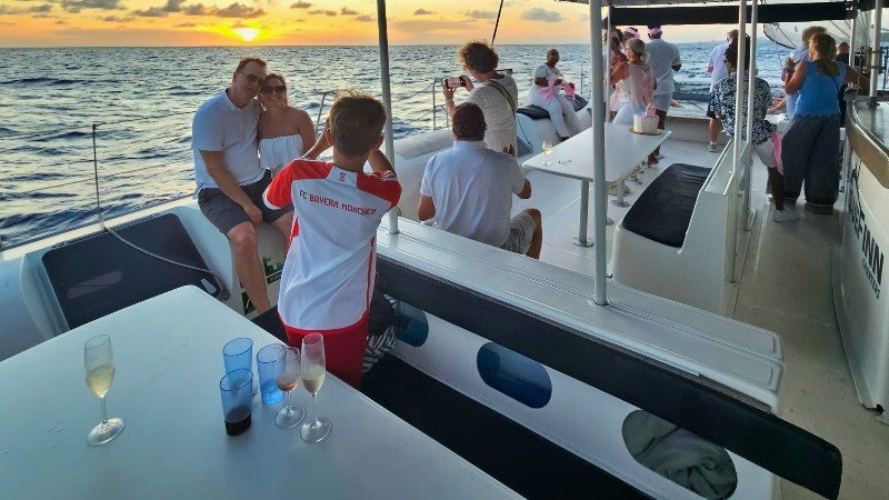 Sunset Sailing Cruise - Large Catamaran 7 bluefinn sunset curacao fotomoment 800x450 1