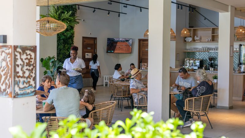 Dolphin Suites Reefs restaurant Curacao 800x450 1