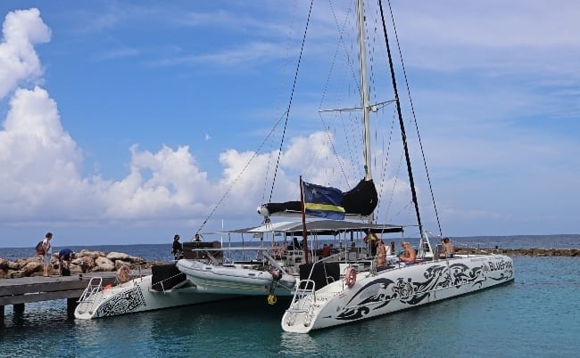catamaran snorkeltour black white mood beach 650x402 1