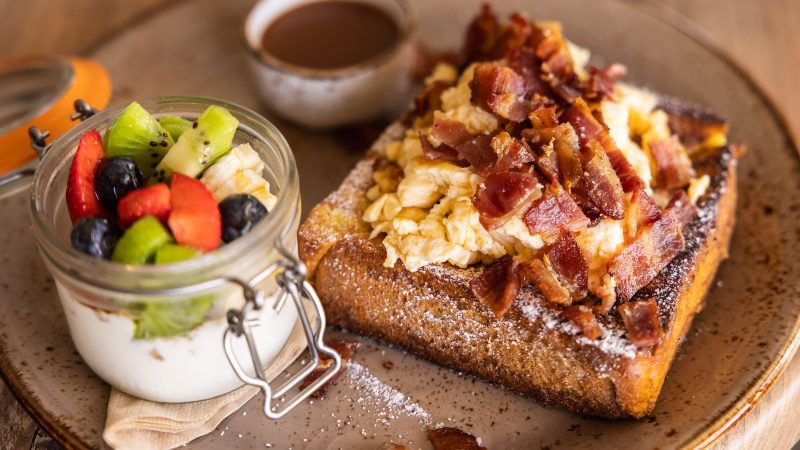 dolphin suites curacao reefs cafe ontbijt 800x450 1