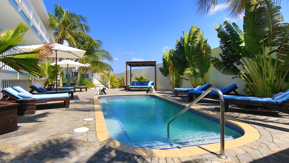 Dolphin Suites Curacao - zwembad achterzijde