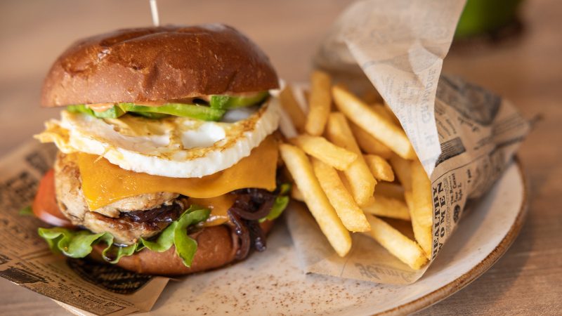 reefs cafe curacao dolphin suites hamburger 800x450 1