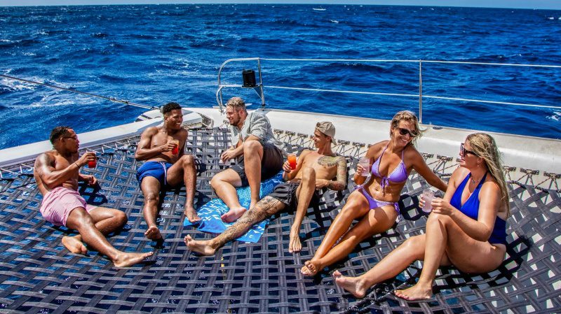 snorkeltrip catamaran relax open bar drinks 800x450 1