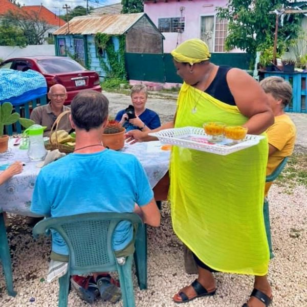 Caminhada de alimentos locais Otrobanda