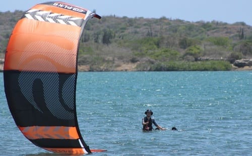 Clase de kitesurf en Curaçao