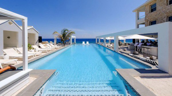 saint tropez curacao hotel infinity pool 600x338 1