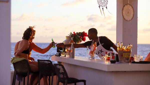 saint tropez curacao pool bar sunset 600x338 1