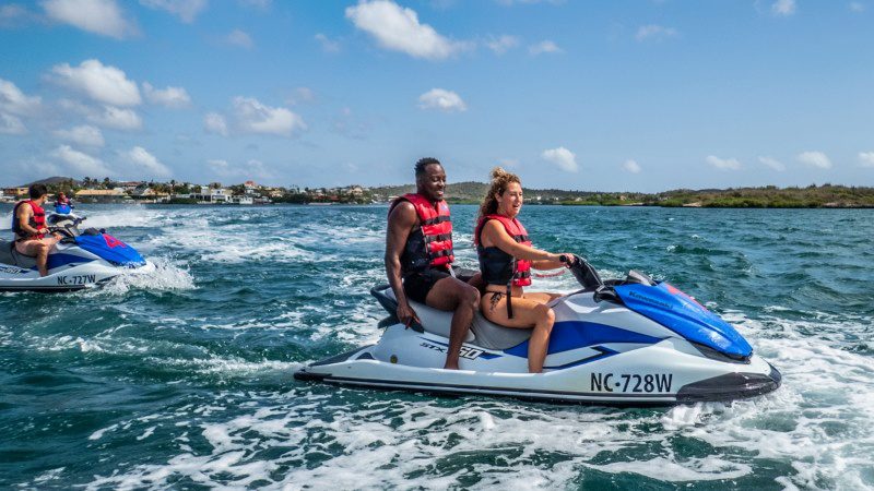 curacao jetski tour passagier gratis 800x450 1