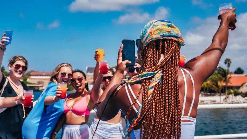 Half day snorkel and lunch girls 800x450 1