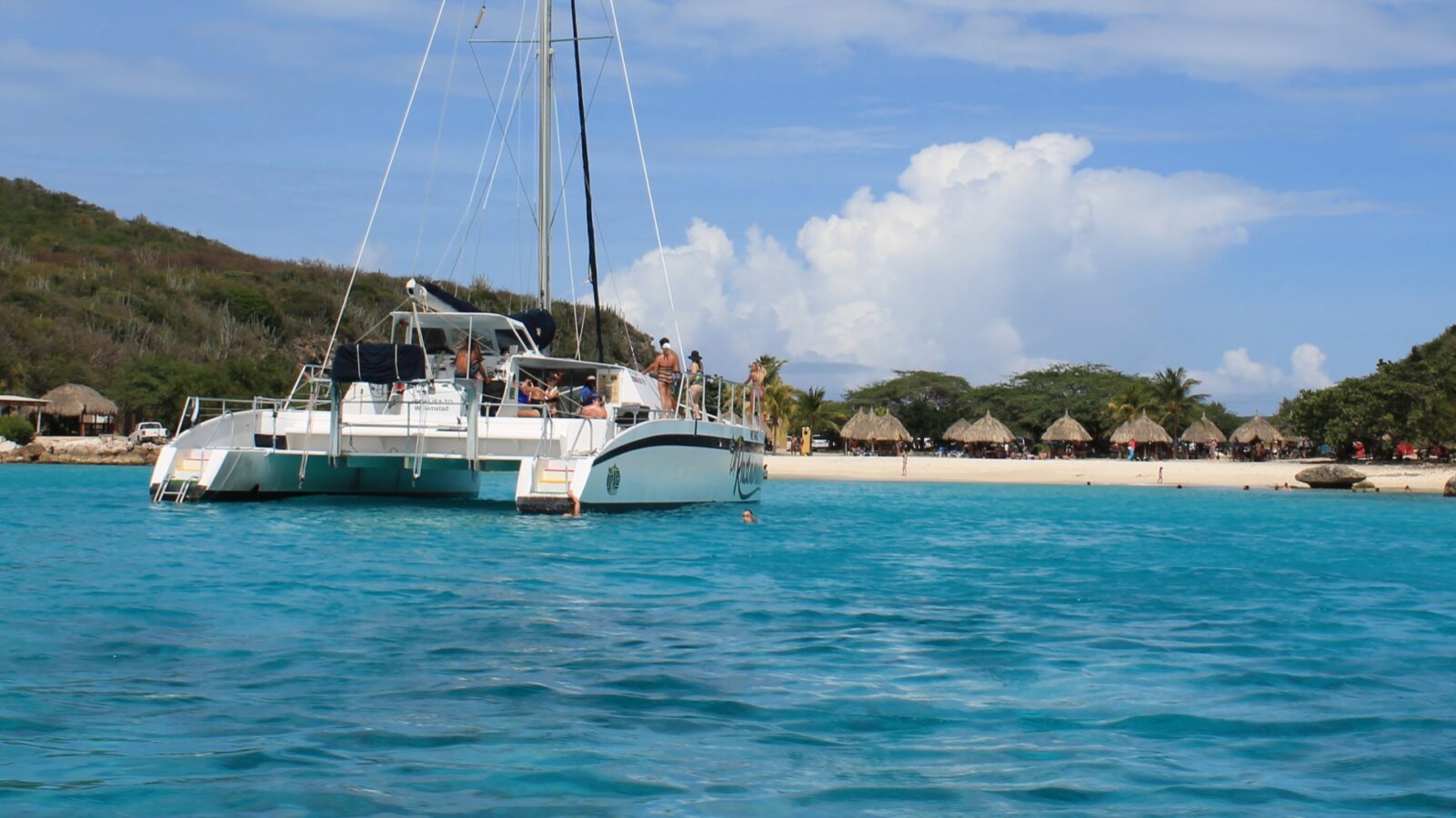 catamarã: churrasco na praia e sala azul