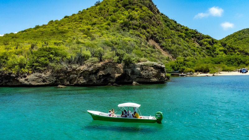 groene boot prive curacao westkust 800x450 1