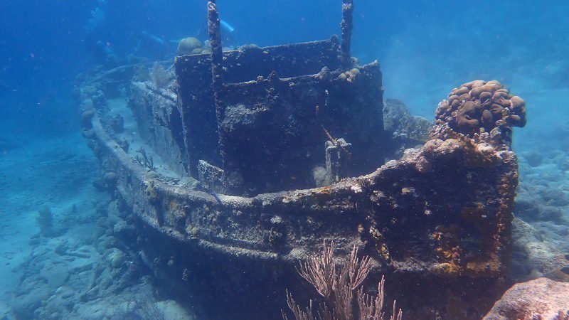 Passeio de mergulho com snorkel em um rebocador