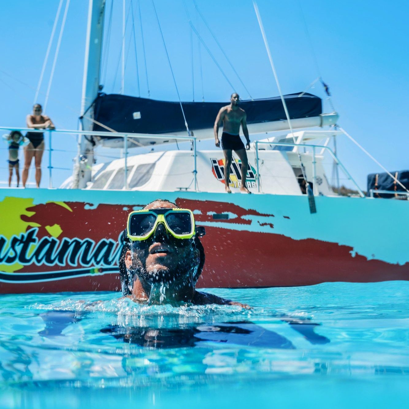 Catamarã de Westcoast Irie Tours com snorkel