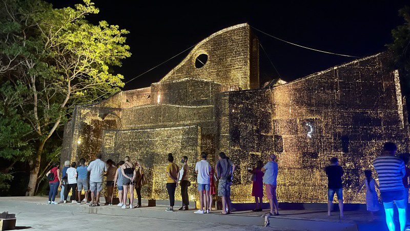 cathedral of thornes by night curacao 800x450 1