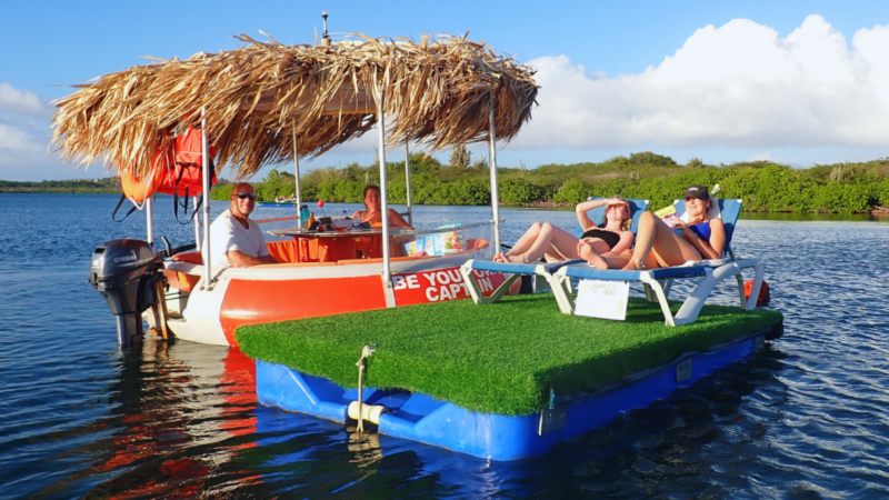 Ronde BBQ bootjes (Tiki boats) 11 Tiki Boats Curacao lounger 800x450 1