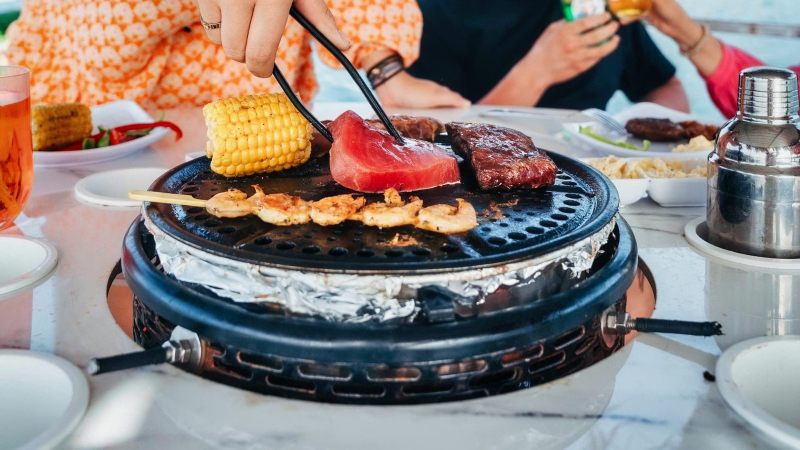 Ronde BBQ bootjes (Tiki boats) 4 Tiki Curacao Cobb bbq 800x450 1