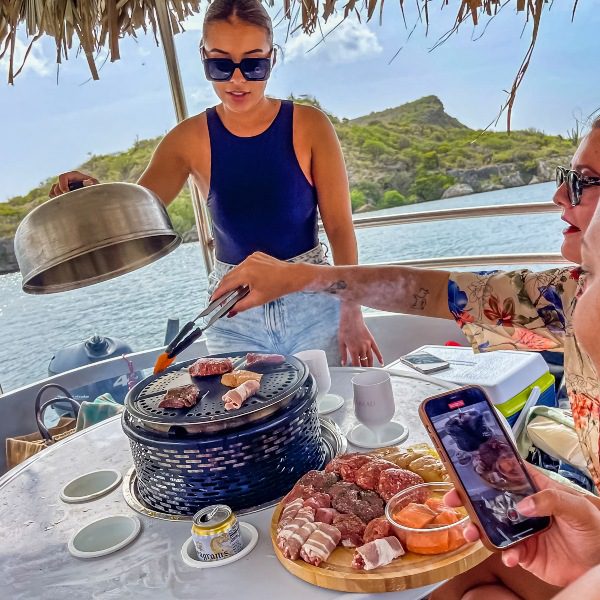 ronde bootje tiki boat curacao bbq