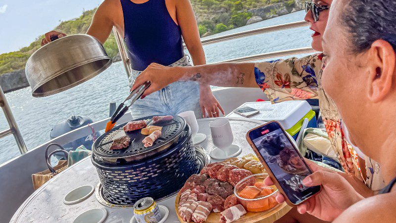 ronde bootje tiki boat curacao bbq 800x450 1