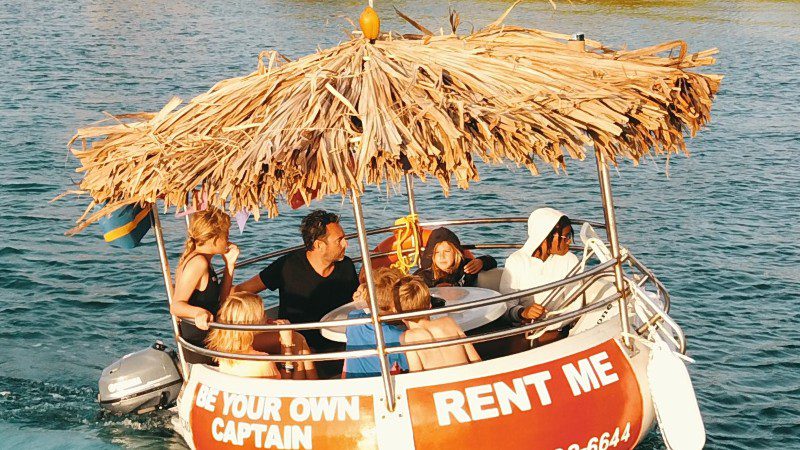 ronde bootje tiki boat curacao kids party 800x450 1