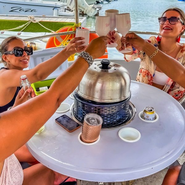 ronde bootje tiki boat curacao proost