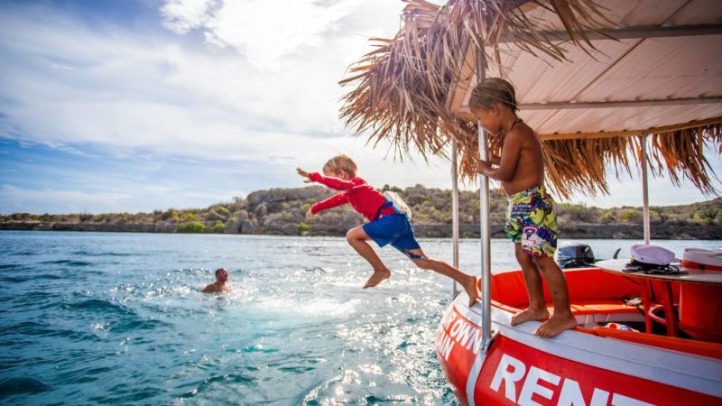 Ronde BBQ bootjes (Tiki boats) 8 tiki boat curacao zwemmen 800x450 1