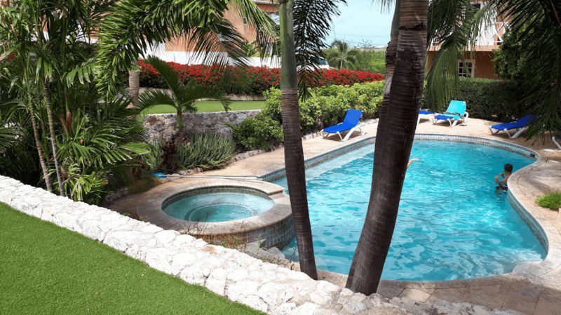 Curinjo Resort Curacao zwembad tuin 800x450 1