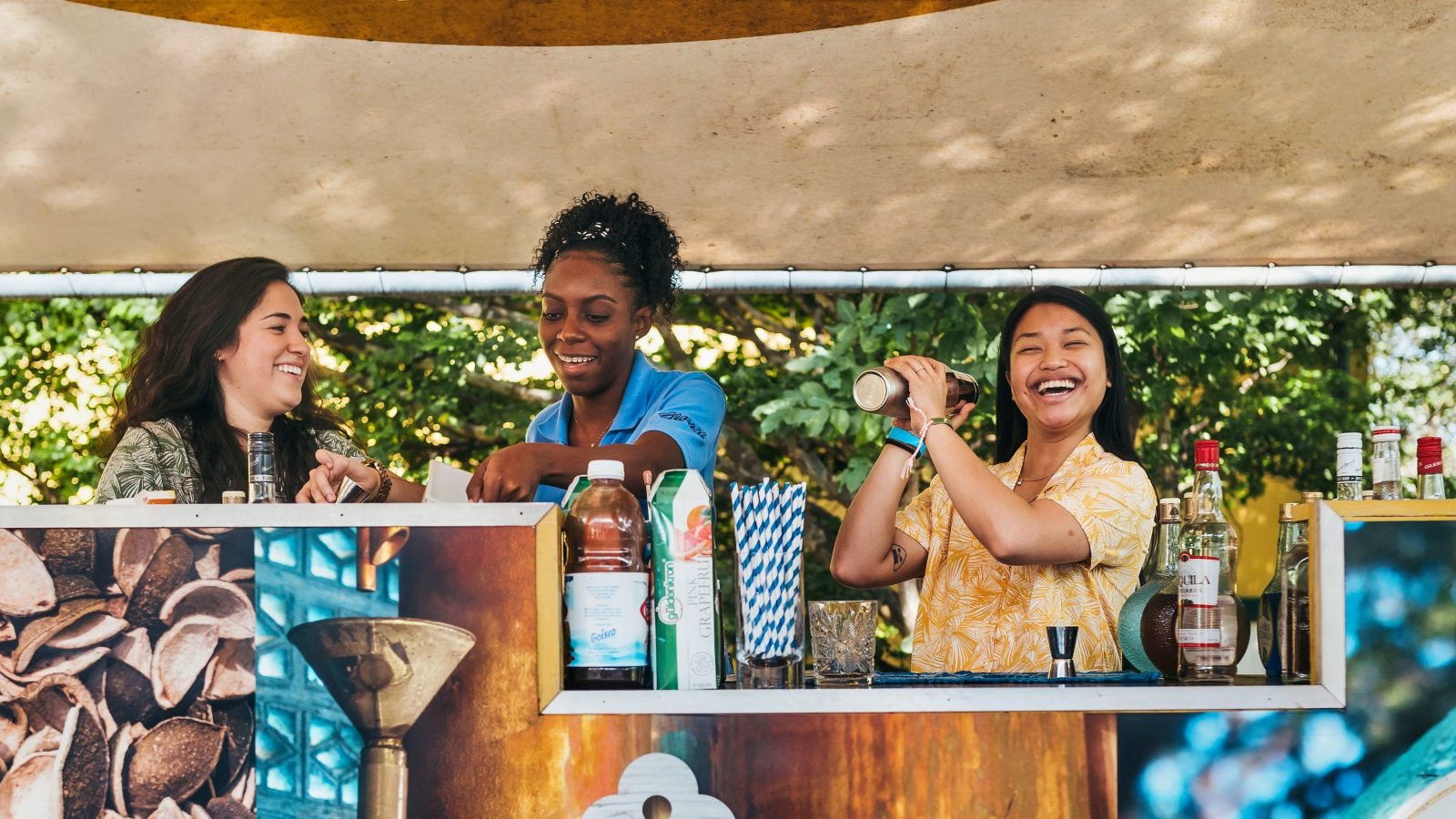 Blue Curacao Cocktail Workshop bij Landhuis Chobolobo