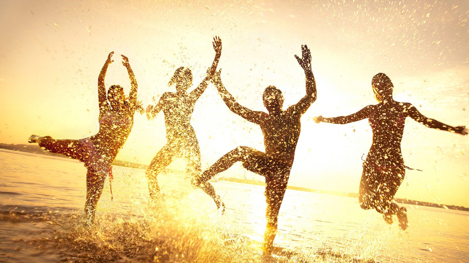 happy op strand sunset 1600x900 1