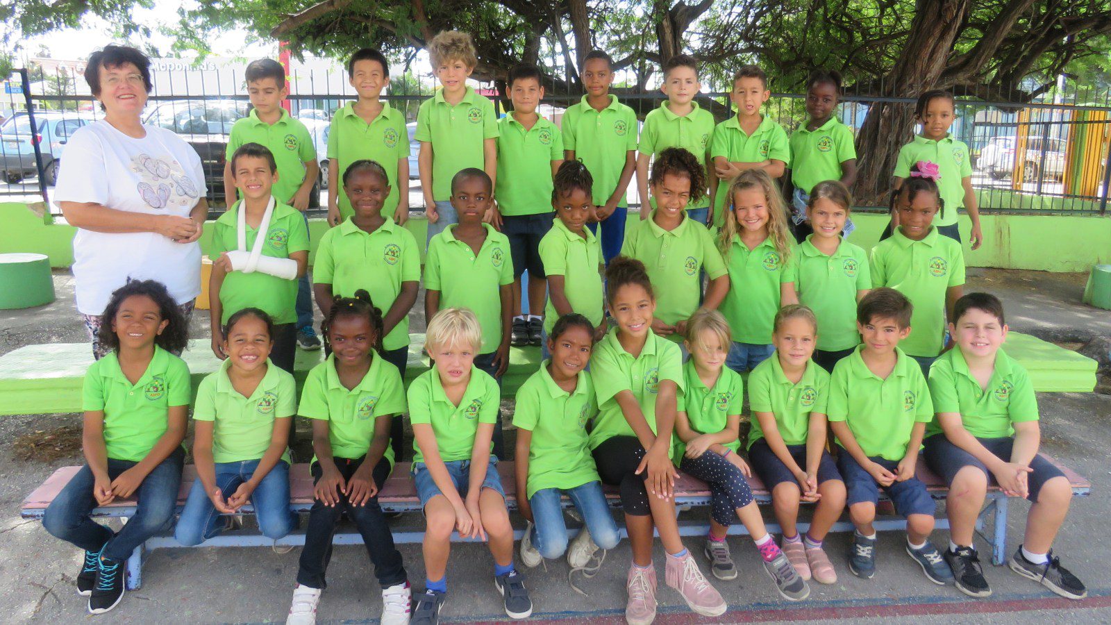 Spreekbeurt Curacao - info & feitjes 17 Basisschool op Curaçao, in schooluniform