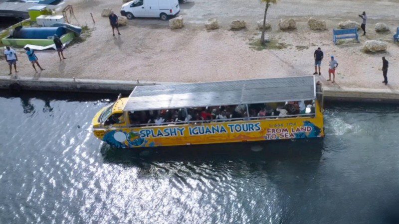 Busboot tour 6 splashy busboot in het water 800x450 1