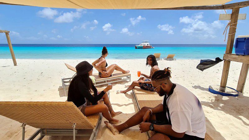 Klein Curacao met Breeze beach hut ligbedden