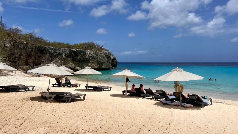 Kleine Knip strand Curacao parasols en ligbedjes