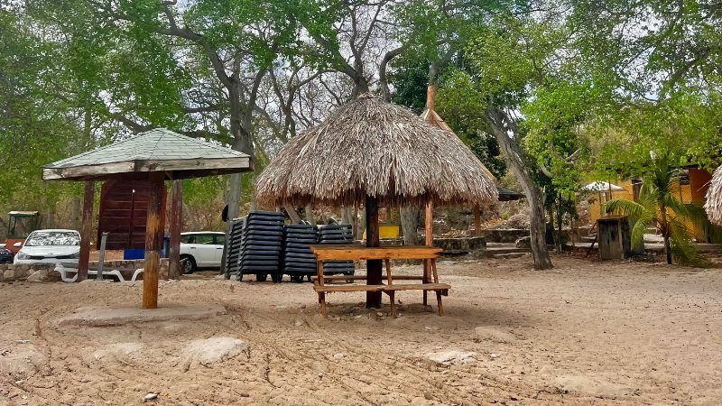 Kleine Knip strand Curacao picknicktafel