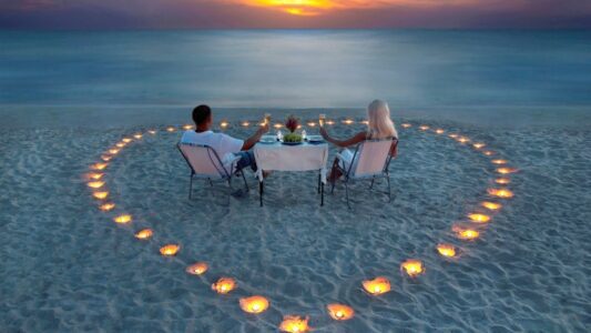 romantisch diner op strand bij ondergaande zon